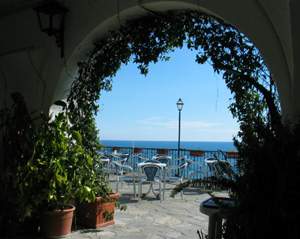 Xtrallusion photo gallery of Italy. Photos, pictures, images and photographs of the Italian Rivieras, the Italian Lakes, the Italian Alps, the Cinque Terre, the Amalfi coast and some of the most beautiful corners of Italy. Plus photos of Italian cities such as Pisa, Milan, Genoa and Rome.